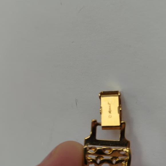 Vintage MONET Clasp Bracelet Goldtone Beautiful - Picture 4 of 6